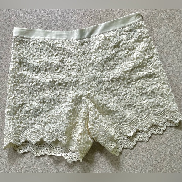 J McLaughlin Pants - WOMANS J MCLAUGHLIN WHITE DRESSY SHORTS SIZE 6